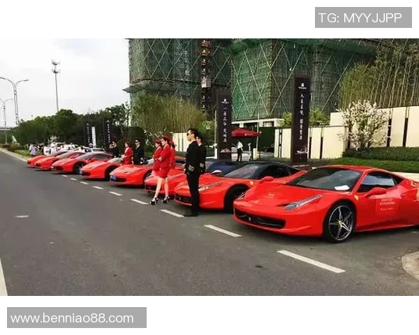 外国足球明星驾驶豪车巡游城市展现风采与魅力