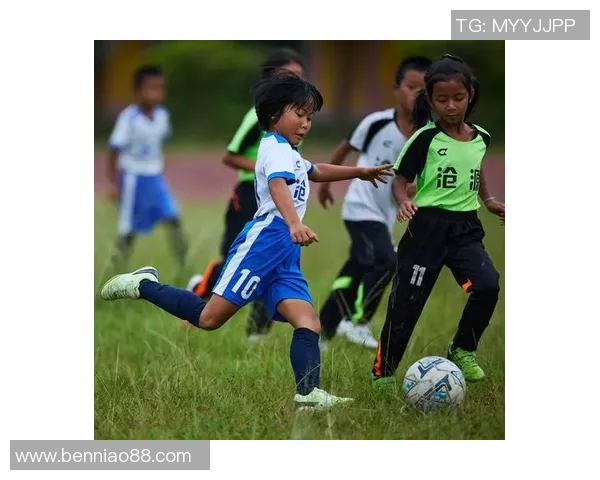 小孩小足球明星展现过人技巧引发全场欢呼与赞叹